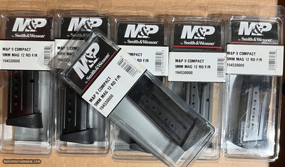 Smith & Wesson S&W M&P 9mm 12 Round Magazine with Finger Rest base plate