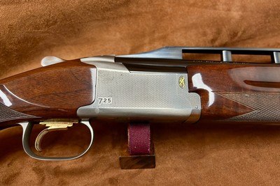 Browning 725 Trap 12GA 32" O/U Left Handed | 26060042 - Image 1 of 13