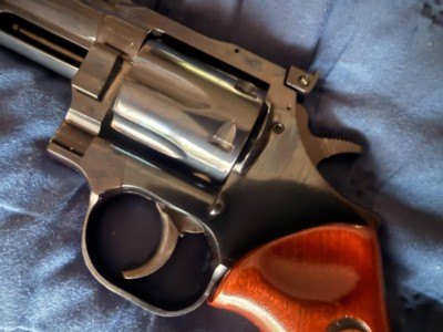 Dan Wesson 15-2 Revolver 6