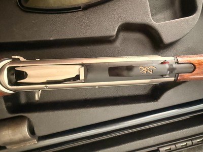 2011 Browning Maxus Semi Auto 12 Gauge Shotgun - 26" Vented Barrel Invector Plus Choking System - Pristine Condition in Factory Case - Image 11 of 19
