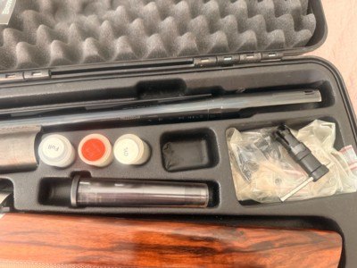 2011 Browning Maxus Semi Auto 12 Gauge Shotgun - 26" Vented Barrel Invector Plus Choking System - Pristine Condition in Factory Case - Image 9 of 19