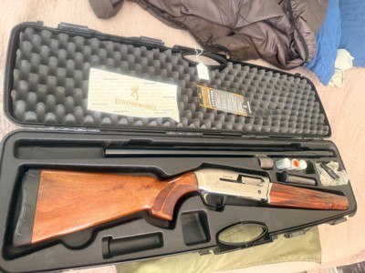 2011 Browning Maxus Semi Auto 12 Gauge Shotgun - 26" Vented Barrel Invector Plus Choking System - Pristine Condition in Factory Case - Image 3 of 19