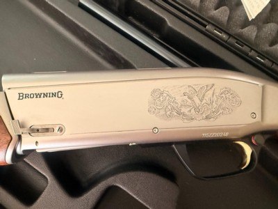 2011 Browning Maxus Semi Auto 12 Gauge Shotgun - 26" Vented Barrel Invector Plus Choking System - Pristine Condition in Factory Case - Image 5 of 19