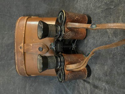 WEISS US SIGNAL CORP. WWI ERA 8X25 BINOCULARS W/ORIGINAL LEATHER CASE