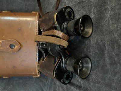 WEISS US SIGNAL CORP. WWI ERA 8X25 BINOCULARS W/ORIGINAL LEATHER CASE - Image 2 of 6