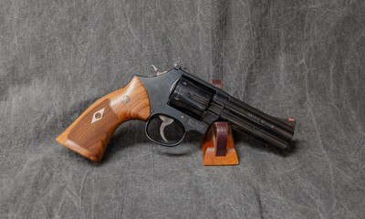 SMITH & WESSON 586-8 CLASSIC SERIES REVOLVER .357 MAGNUM W/4
