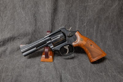 SMITH & WESSON 586-8 CLASSIC SERIES REVOLVER .357 MAGNUM W/4