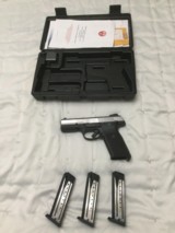 Ruger SR9 9mm with three clips and new holster - 4 of 12