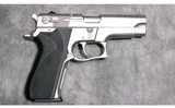 Smith & Wesson ~ 5906 ~ 9mm Luger - 1 of 2