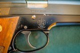 Smith & Wesson Model 39 -
9mm 1971 with extra magazine and original box and papers - 8 of 10