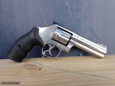 Smith & wesson model 617-6 .22LR 4