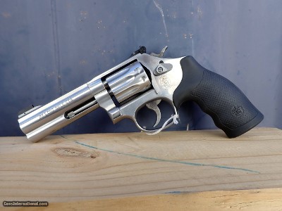 Smith & wesson model 617-6 .22LR 4