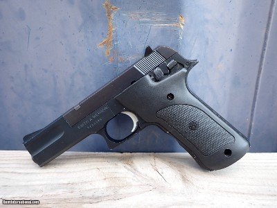 Smith & Wesson 422 - 22 LR