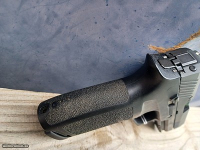 Sig Sauer P320 - 9mm - Image 10 of 16