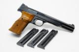 Smith & Wesson Model 41 22LR
7 Inch BBL. Very Nice Condition - 3 of 7