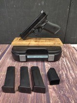 GLOCK 17 G17 Gen 5 w/ Night Sights - 1 of 7