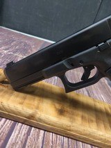 GLOCK 17 G17 Gen 5 w/ Night Sights - 3 of 7