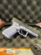 GLOCK 19 gen 5 Crushed Orchid & Elite Black - 2 of 2