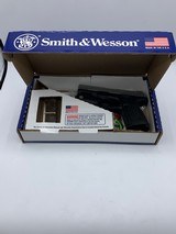 SMITH & WESSON SD 40 VE Crimson Trace Rail Master - 1 of 7