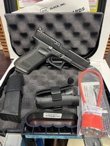 GLOCK 17 G17 GEN 5 9MM W/ 2 MAGS (Police Trade-In) - 1 of 5