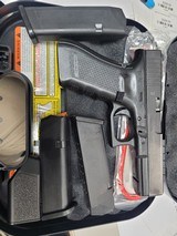 GLOCK 17 G17 9MM W/ 2 MAGS (Police Trade-In) - 1 of 2