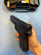 GLOCK g17 gen 4 night sights - 4 of 5