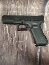 GLOCK 17 G17 Gen 5 Night sights - 2 of 7