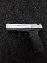 SMITH & WESSON SD40 VE .40 S&W - 1 of 4