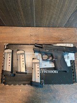 SMITH & WESSON M&P 40 SHIELD - 1 of 4