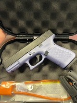 GLOCK 19 gen 5 Crushed Orchid & Elite Black - 1 of 2