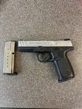 SMITH & WESSON SD40 VE - 1 of 6