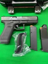 GLOCK G22 GEN 5 .40 S&W - 2 of 5