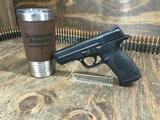 SMITH & WESSON m&p40 stainless - 1 of 4