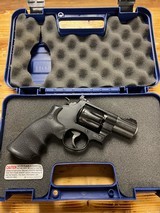 SMITH & WESSON 327 Night Guard - 1 of 3