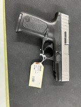 SMITH & WESSON SD40 - 2 of 4