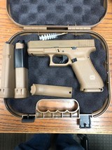 GLOCK 19 19x G19X -FDE Gen 5 /
Night Sights / 3 Mags- like new - 2 of 2