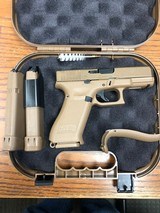 GLOCK 19 19x G19X -FDE Gen 5 /
Night Sights / 3 Mags- like new - 1 of 2