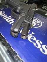 SMITH & WESSON SD40 - 2 of 4