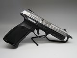 RUGER SR40 - 1 of 7