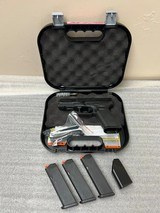 GLOCK 22 G22 Gen 5 .40 S&W - 1 of 7