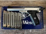 SMITH & WESSON SW22 VICTORY - 1 of 3