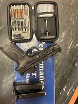 SMITH & WESSON Ported M&P 9 Performance Center M2.0 Backstrap Grip C.O.R.E. 9MM LUGER (9X19 PARA) - 1 of 7