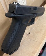 GLOCK G22 GEN 4 .40 S&W - 2 of 5