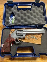SMITH & WESSON 686-6 PLUS DELUXE .357 MAG - 1 of 3