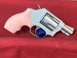 SMITH & WESSON SMITH & WESSON 637-2 637 2 snub nose pink grip .38 SPL - 1 of 7