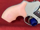 SMITH & WESSON SMITH & WESSON 637-2 637 2 snub nose pink grip .38 SPL - 2 of 7