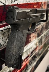 SMITH & WESSON M&P9 M2.0 range kit 9MM LUGER (9X19 PARA) - 2 of 7