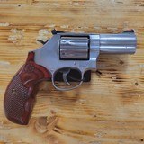 SMITH & WESSON 686 PLUS DELUXE .357 MAG - 2 of 3