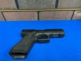 GLOCK 17 G17 gen 5 17 Round 9MM LUGER (9X19 PARA) - 2 of 3