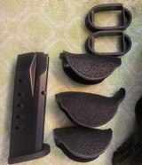 SMITH & WESSON M&P 40 M2.0 Compact .40 S&W - 2 of 3